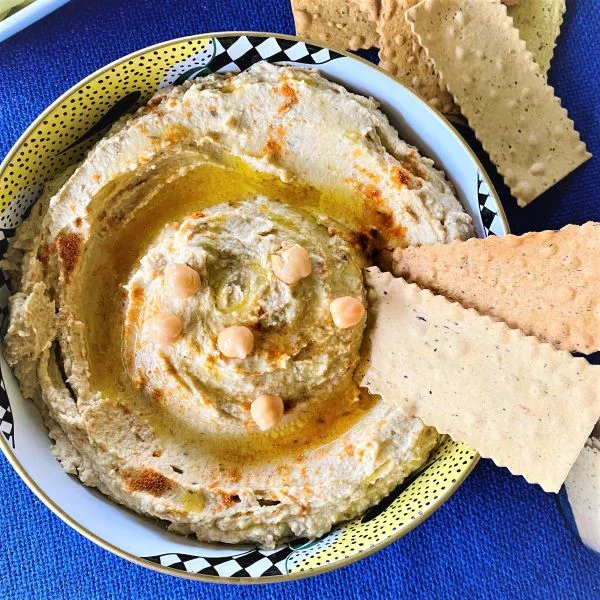HUMMUS with chickpea crackers