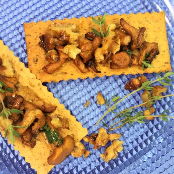  CHANTERELLE SNACK WITH CHICKPEA CRACKERS