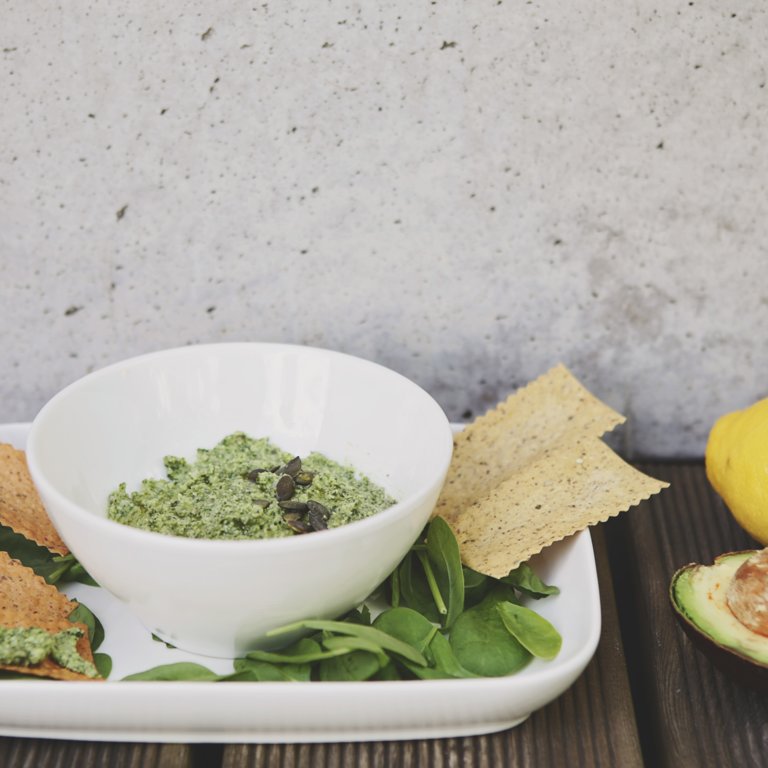 SPINACH PESTO with chickpea crackers